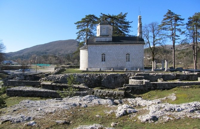 CPC: Kako bi zemlju uveo u haos, Amfilohije dijeli javnost