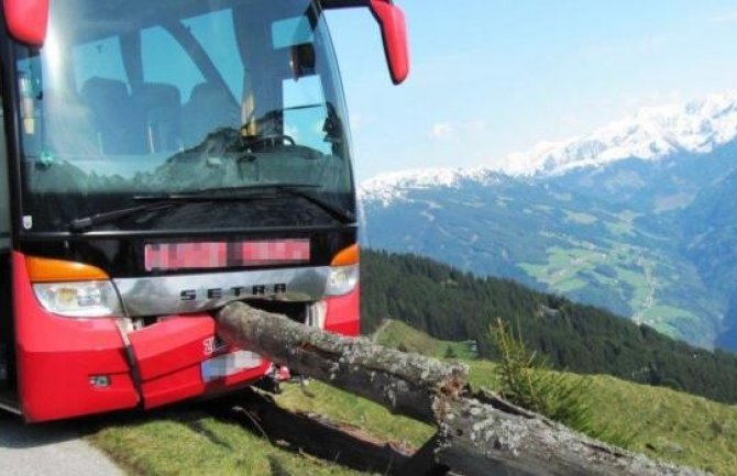 Vozač  se onesvijestio, putnik spriječio autobus pun putnika da padne sa litice