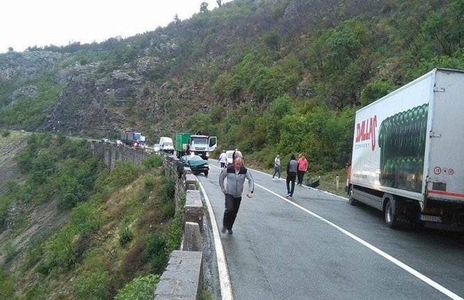 Udes u Dromiri: Preticao kamion pa se zakucao u drugi 