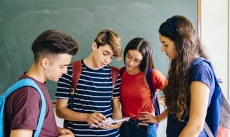 Promovisati kontraceptivna sredstva u školama