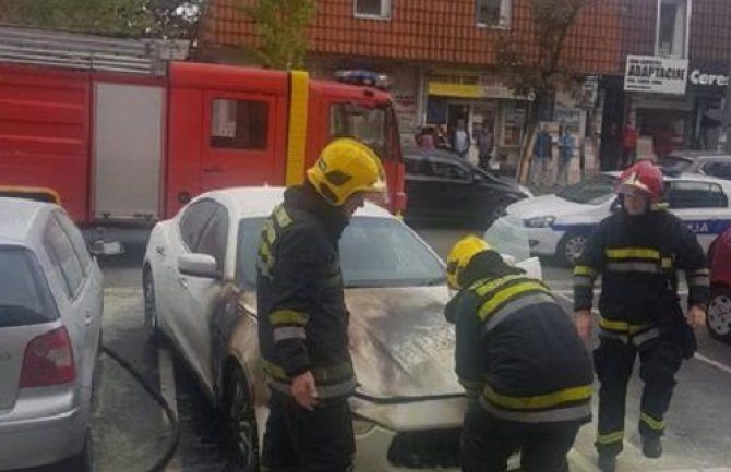 Od šoka nije mogla da dođe sebi: Soraji u Beogradu zapalili automobil