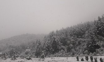 Prve pahulje i nove nevolje: Mnoge opštine na sjeveru bez struje 