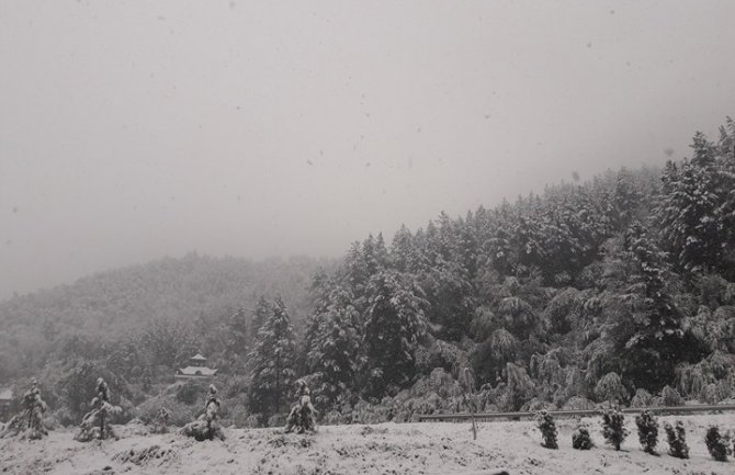 Prve pahulje i nove nevolje: Mnoge opštine na sjeveru bez struje 