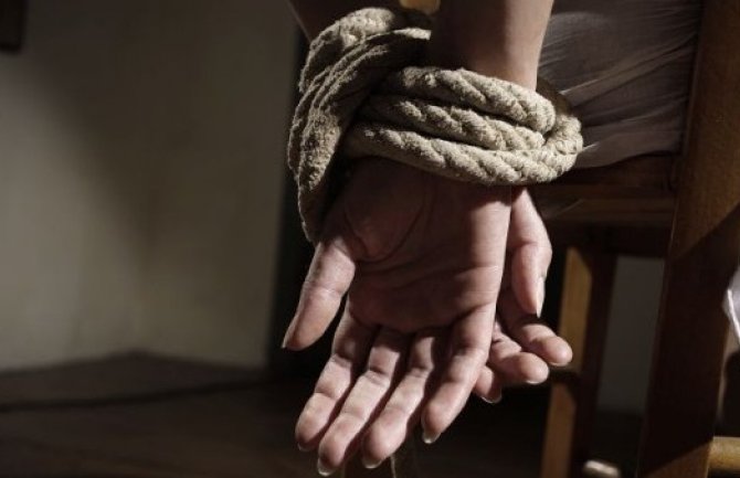 Uhapšen Nikšićanin, udarao suprugu čekićem jer ga je prevarila