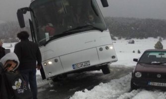  Nevrijeme napravilo probleme: Autobus sa polumaturantima skliznuo sa puta