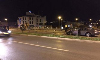 Udes u Maslinama: U sudaru dva automobila jedan se prevrtao po putu (FOTO)