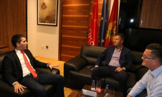 Političari da budu iz naroda i da ne žive bolje od naroda