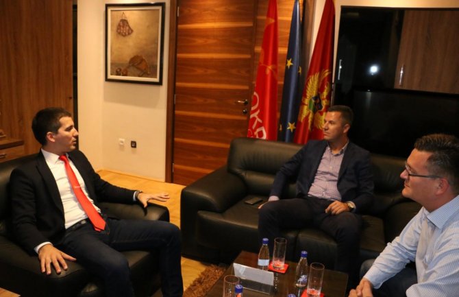 Političari da budu iz naroda i da ne žive bolje od naroda