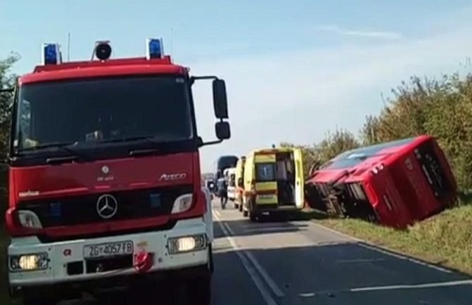 Prevrnuo se autobus pun djece, vozač automobila poginuo (VIDEO)