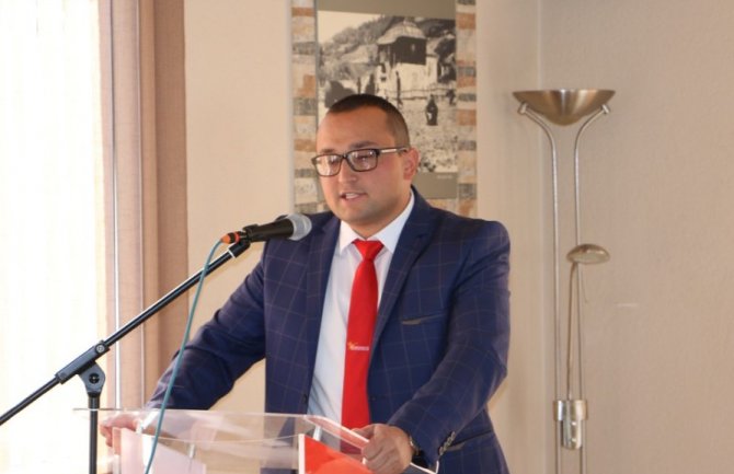 Demokrate DPSu: Mi košulje i kravate, a vi Šešeljeve kokarde