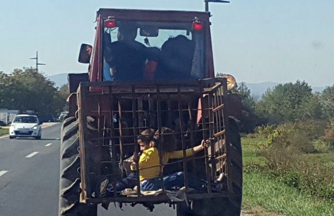 Šok u Tuzli: Djecu zatvorio u traktorsku korpu za prevoz stoke