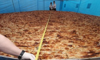 Tuzla: Napravljen burek od 650 kilograma i porcija od 1.500 ćevapa 