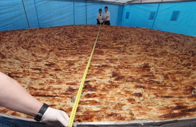 Tuzla: Napravljen burek od 650 kilograma i porcija od 1.500 ćevapa 