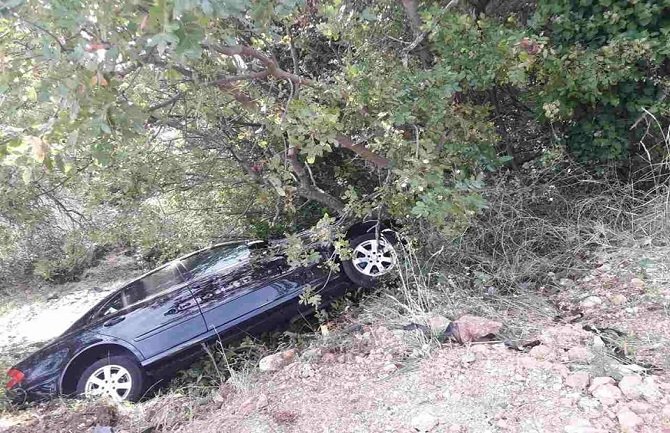 U udesu jedno vozilo završilo u provaliju, ima povrijeđenih (FOTO)