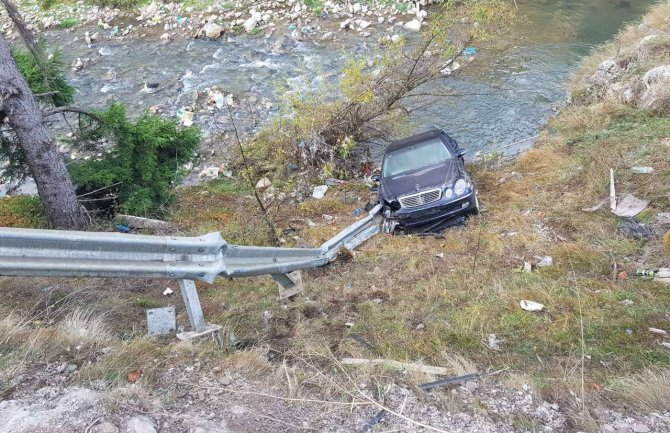 Mercedes sletio s puta, jedna osoba povrijeđena