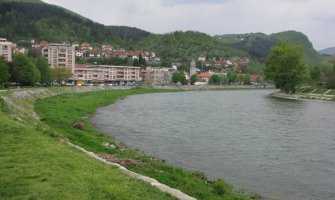 Vrijeđao doktorku zbog nalakiranih noktiju, tehničaru prijetio “da će ga zaklati”