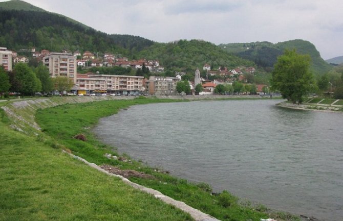 Vrijeđao doktorku zbog nalakiranih noktiju, tehničaru prijetio “da će ga zaklati”