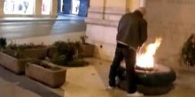 Pogledajte muškarca koji urinira po Vječnoj vatri u centru Sarajeva (VIDEO)