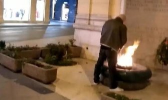 Pogledajte muškarca koji urinira po Vječnoj vatri u centru Sarajeva (VIDEO)