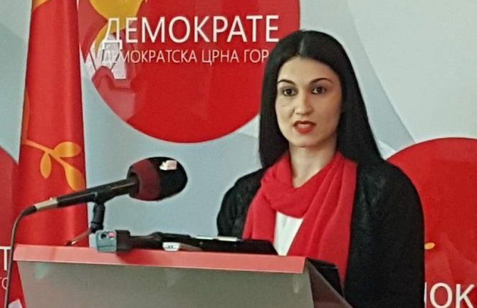 Prizor na stoperskoj stanici Zavale najbolje opisuje privredno, ekonomsko i socijalno blagostanje na Cetinju