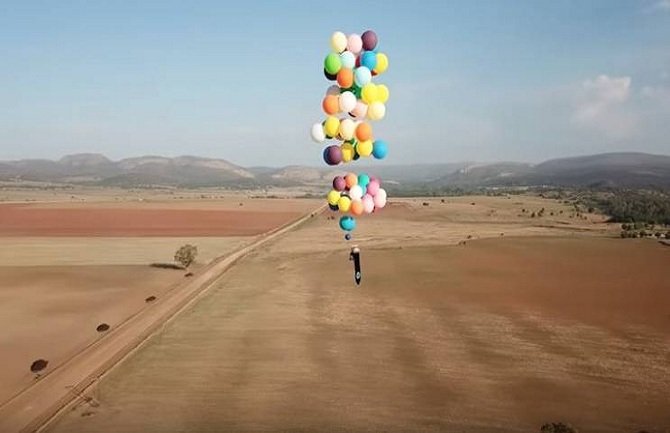 Letio 26 kilometara privezan za helijumske balone (VIDEO)