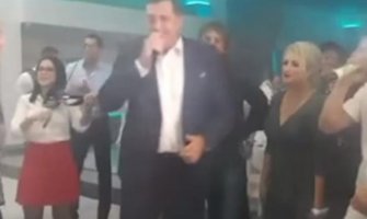 Ljubi me još dugo, dugo u izvođenju Milorada Dodika (VIDEO)