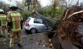 Berlin proglasio elementarnu nepogodu zbog oluje (VIDEO)