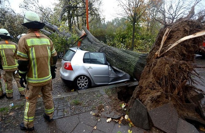 Berlin proglasio elementarnu nepogodu zbog oluje (VIDEO)