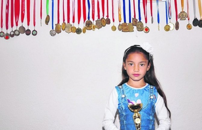 Njene medalje sijaju jako ali da pobijedi siromaštvo potrebni smo joj mi