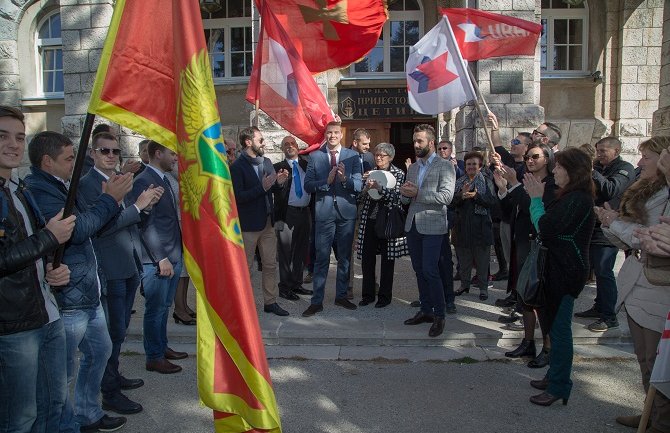 Cetinjska URA predala listu i pokidala lance na zgradi Prijestonice