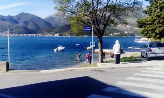 Mađarski turisti se kupali u Donjoj Lastvi, zima im ne smeta