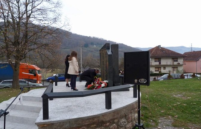 Položeni vijenci na spomenik palim borcima u Zatonu