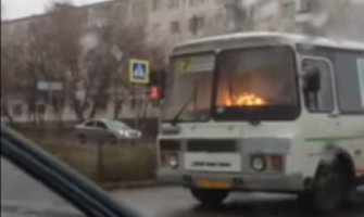 Vozio zapaljeni autobus kroz centar grada (VIDEO)