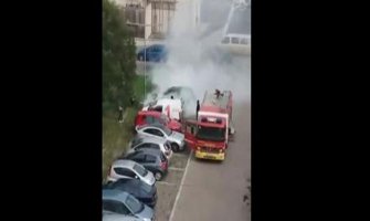 U požaru u Baru uništena dva automobila  (VIDEO)