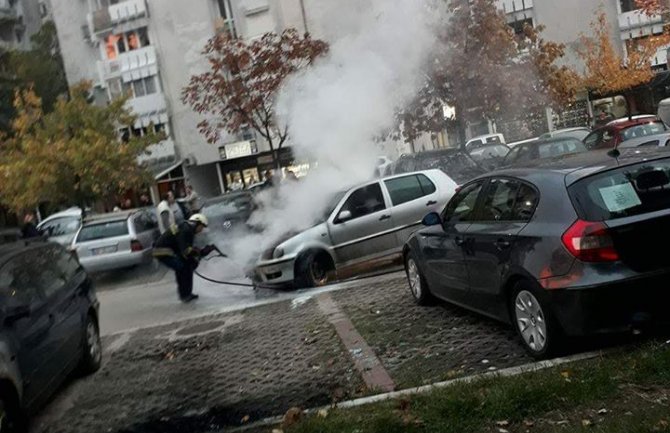 Bar: Ponovo gorio automobil (FOTO)