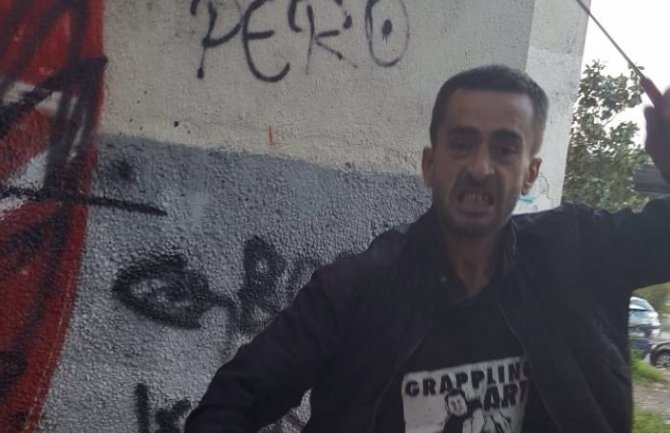 U jednoj ruci novčanik u drugoj nož: Pogledajte kako razbojnik napada inspektora (FOTO)