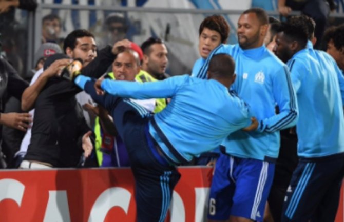 Evri otkaz i suspenzija zbog udaranja navijača