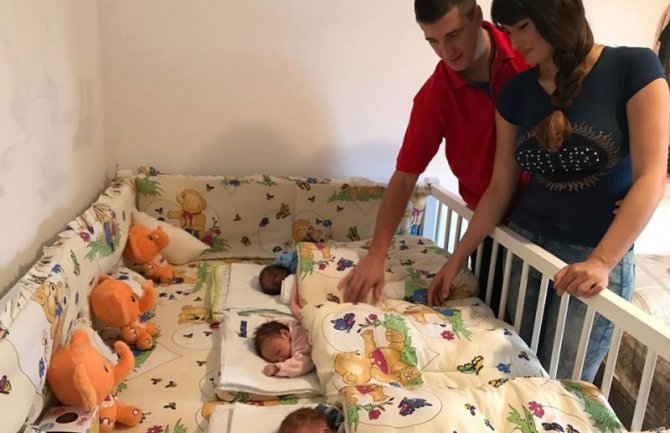 Puna kuća i puno srce: Trojke Jovanovića u toplini svog doma 