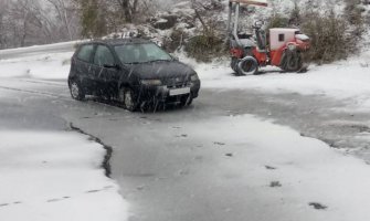 Snijeg pao u Hrvatskoj: Bura zaustavila trajekte, kamioni zapeli na autoputu(VIDEO)