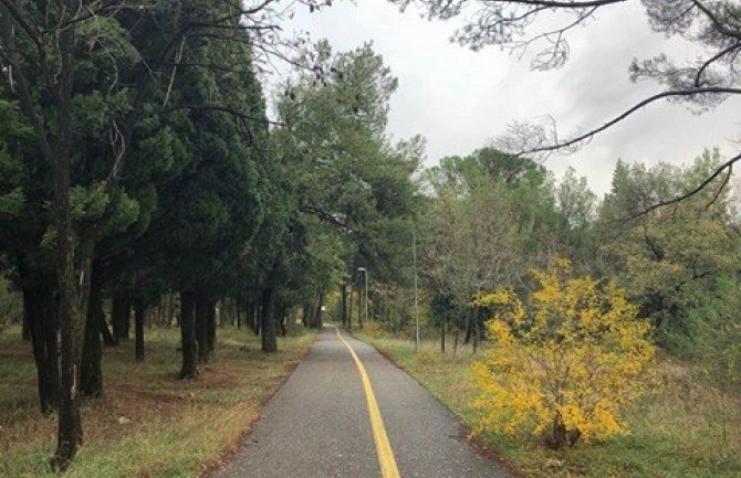 Oblačno, moguće slabije padavine
