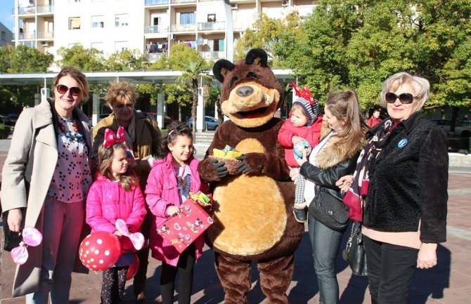 Poslanice DF-a obilježile Međunarodni dan djeteta: Druženje sa mališanima na trgu