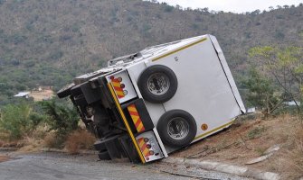 Autobus pao u provaliju, 14 mrtvih