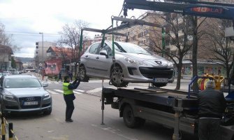 Pauk odnio auto sa šestomjesečnom bebom na zadnjem sjedištu