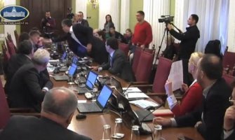 Incident u Skupštini Srbije: Gađanje mišem od laptopa (VIDEO)