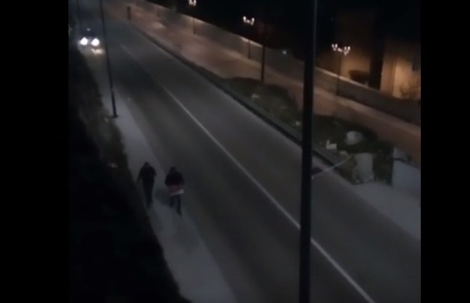 URA: Komunalna policija lijepi postere DPS-a po Cetinju(VIDEO)