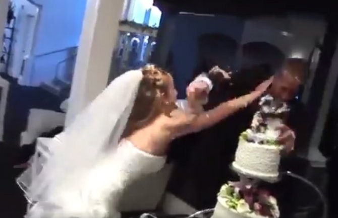 Kad sječenje svadbene torte krene po zlu (VIDEO)