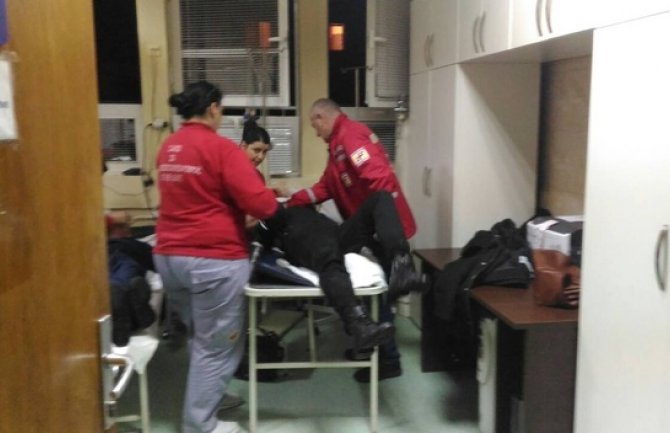 Cetinje: Aktivisti DPS-a suzavcem napali kandidate za odbornika URA?