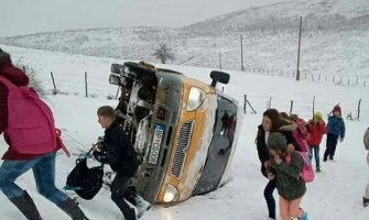 Bijelo Polje: U prevrtanju đačkog kombija povrijeđeno 8 djece, dvoje zadržano u bolnici (FOTO)