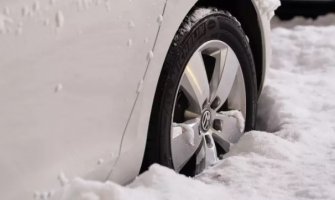 Policajci iz Plužina spasili Ruse iz vozila koje je bilo zavijano u sniježnom nametu