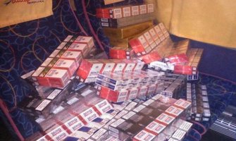 Spriječen šverc cigareta: Sakrivene u krovu autobusa